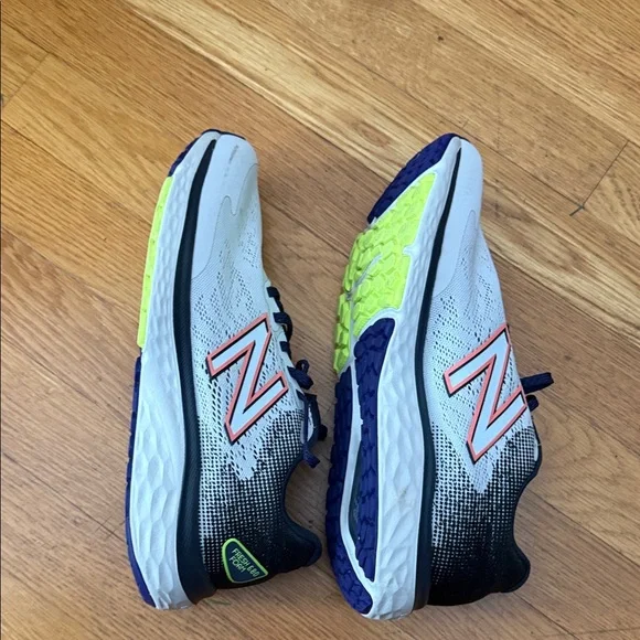Women’s New Balance Fresh foam athletic shoes. - Picture 4 of 6